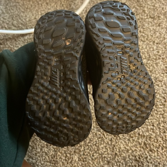 Toddler Nikes - Picture 4 of 6